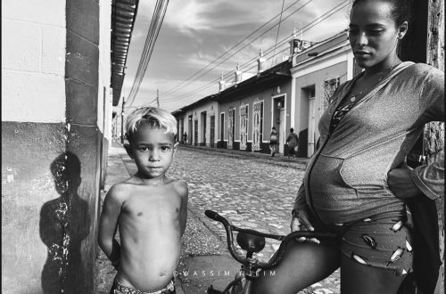 Photograph of a mother and her child on the streets of Trinidad Cuba